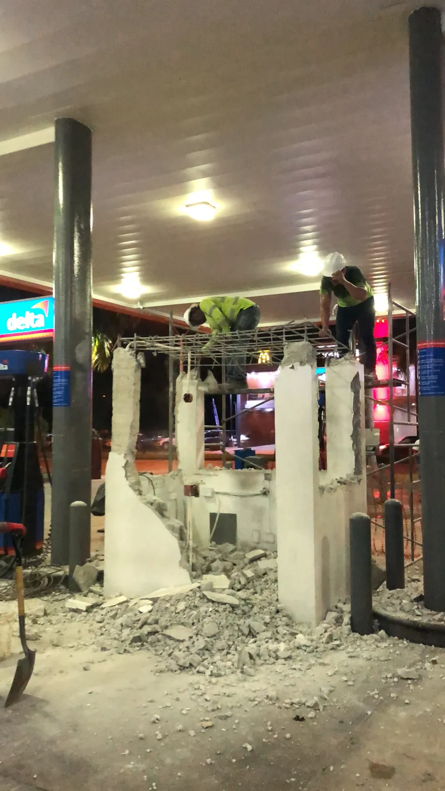 Isla de despacho intervenida durante la noche con los anclajes expuestos