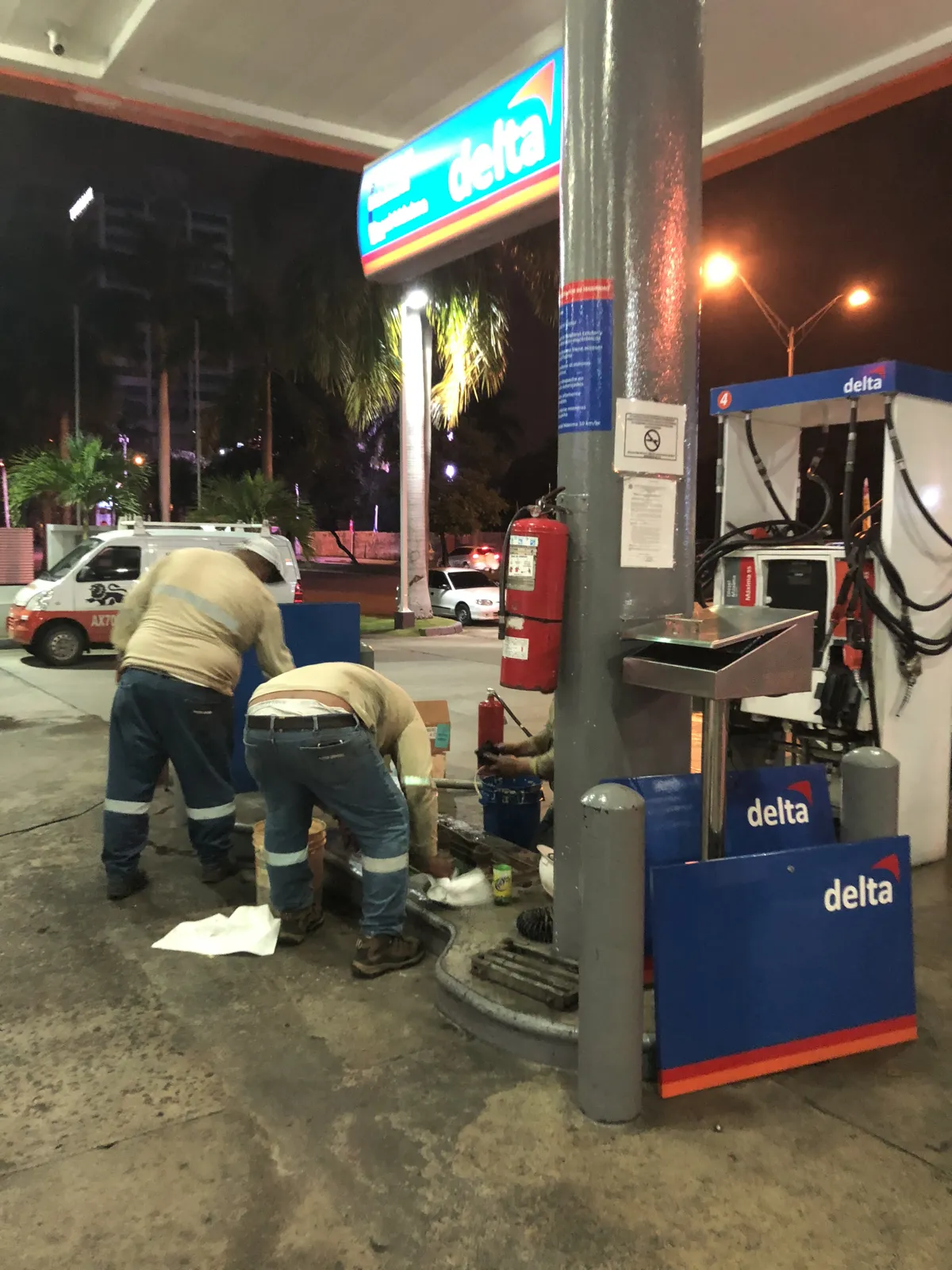Cuadrilla trabajando en la isla con el dispensador Delta