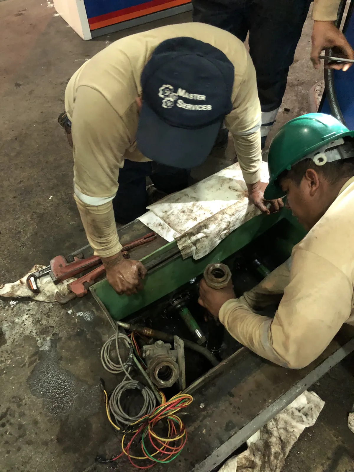 Técnicos ajustando las conexiones en la base del dispensador