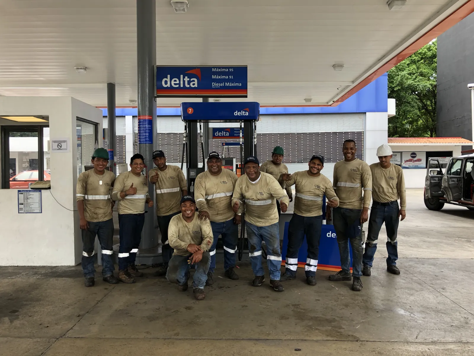 La cuadrilla de Master Services frente a la estación Delta al amanecer