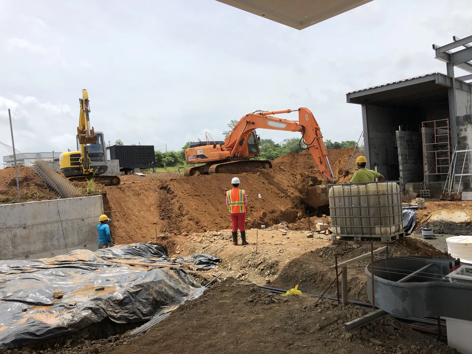 Excavadoras trabajando junto al edificio de la estación en obra
