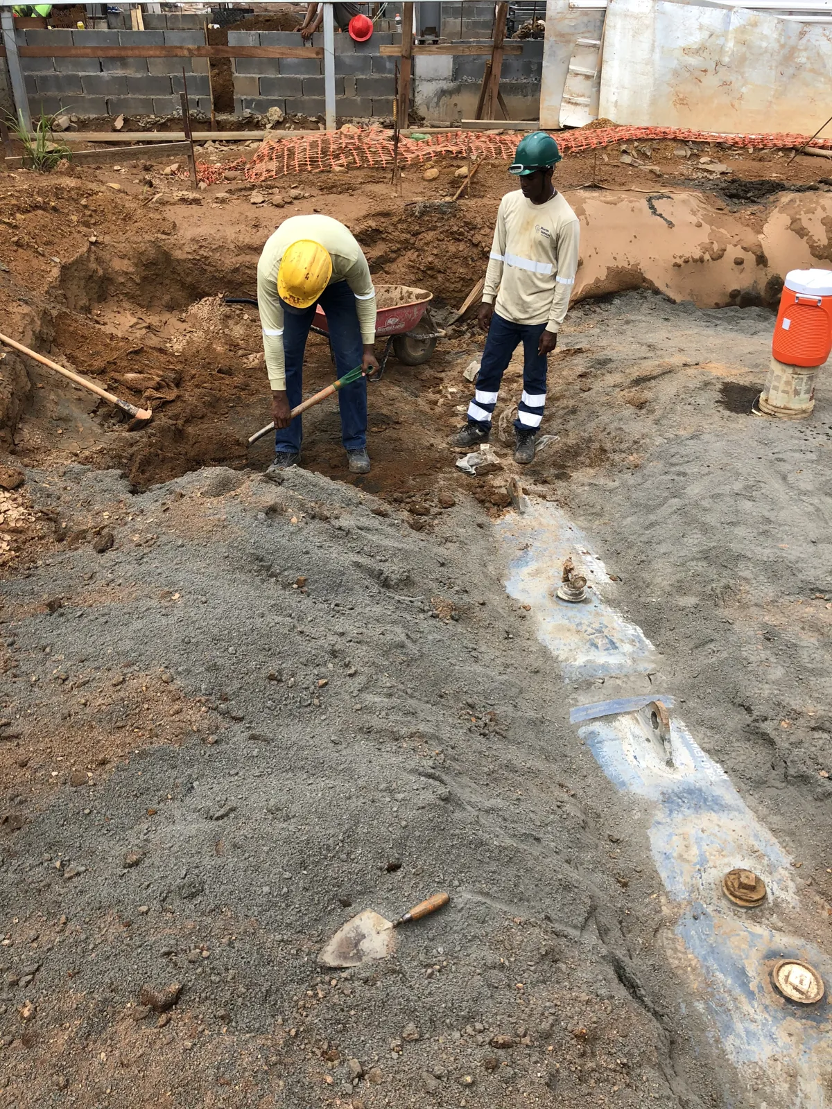 Técnicos trabajando sobre el relleno compactado de la fosa de tanques