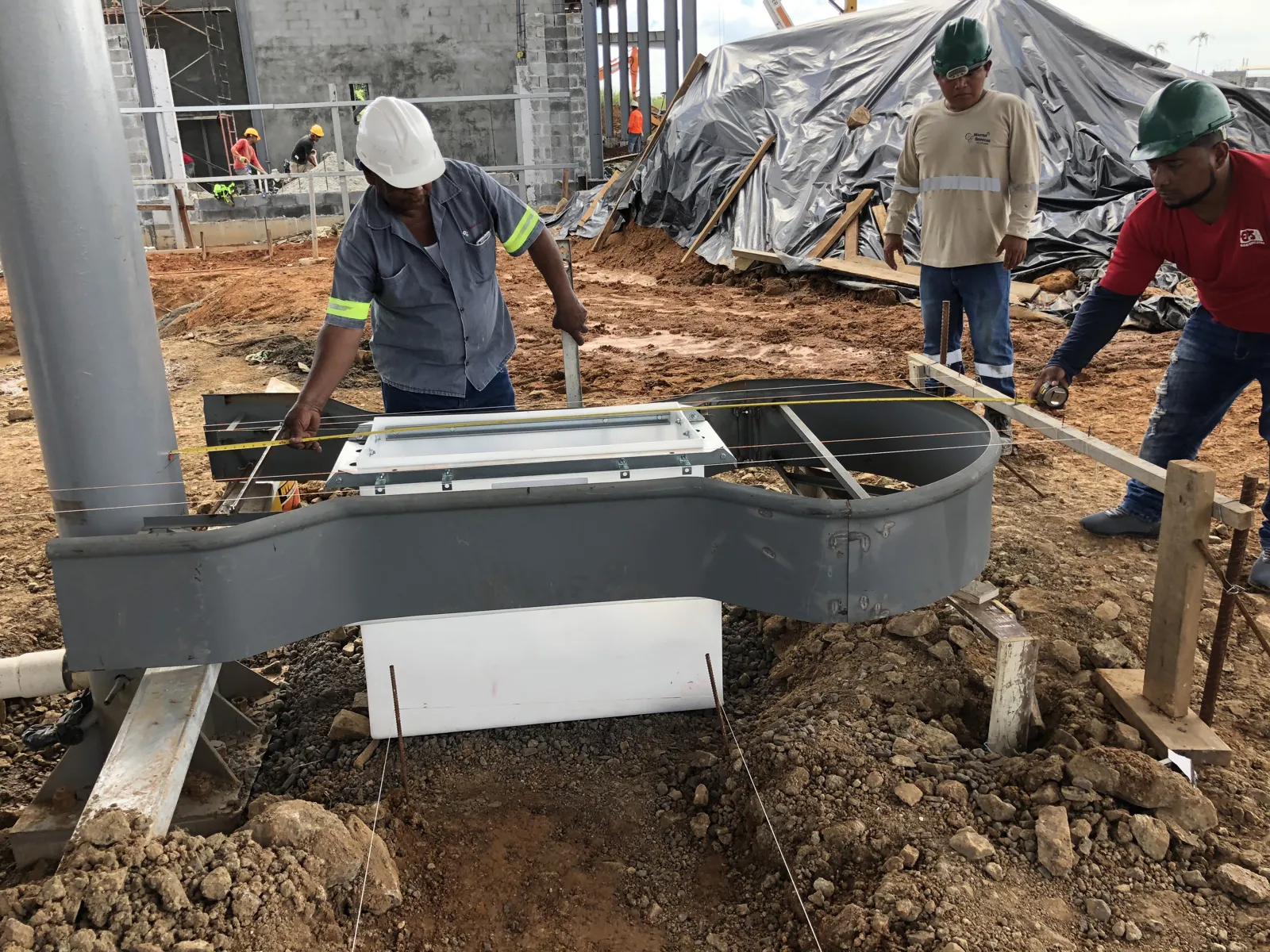 Cuadrilla posicionando el encofrado de una isla de despacho prefabricada