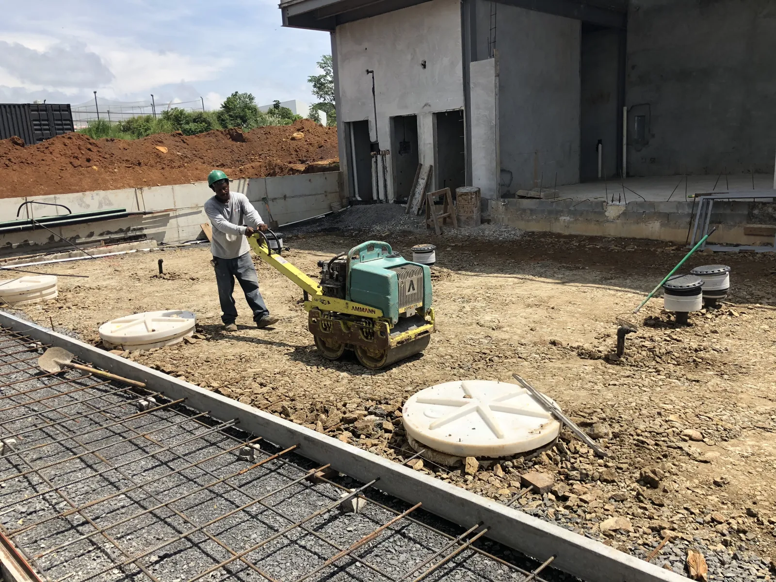 Compactación de la losa del patio con acero de refuerzo colocado
