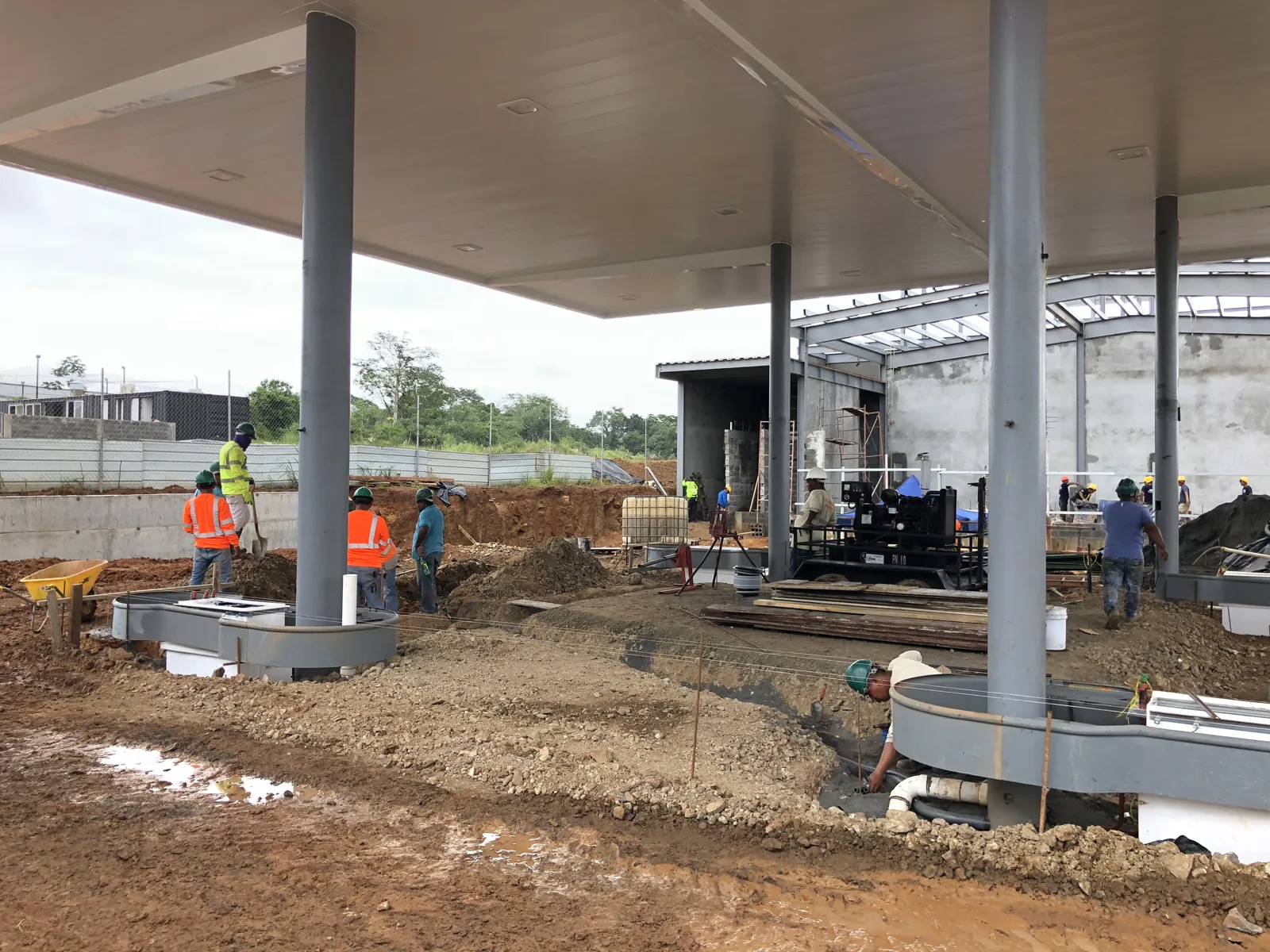 Canopy nuevo con las islas de despacho en construcción