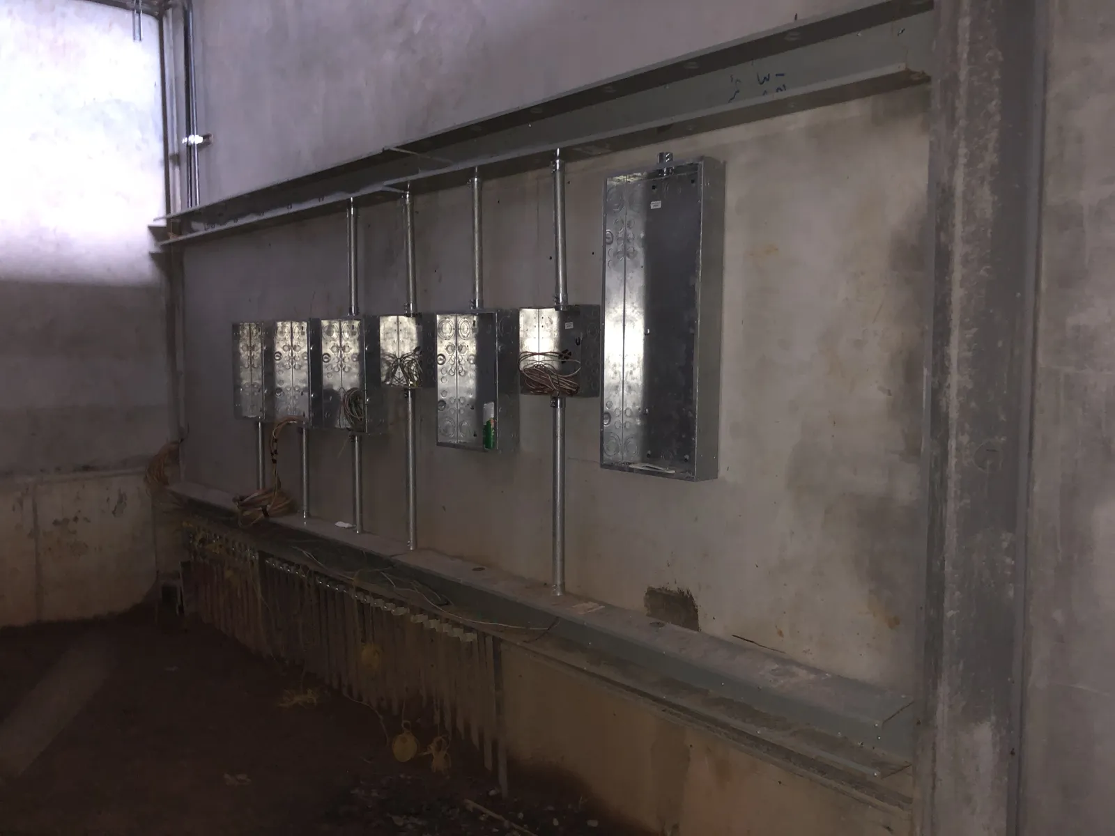 Banco de medidores eléctricos de la estación en el cuarto técnico