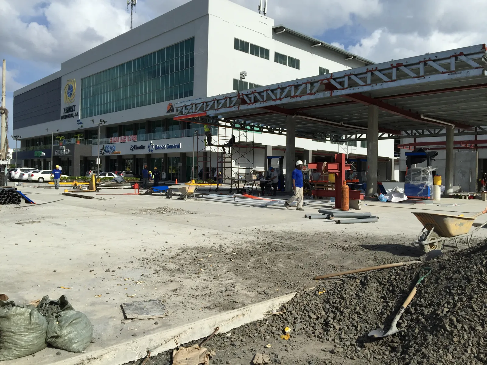 Obra civil en el patio con el canopy de la estación al fondo