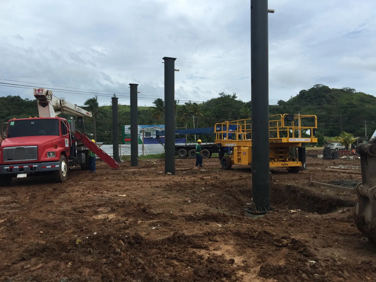 Columnas de acero del canopy montadas sobre el terreno en preparación
