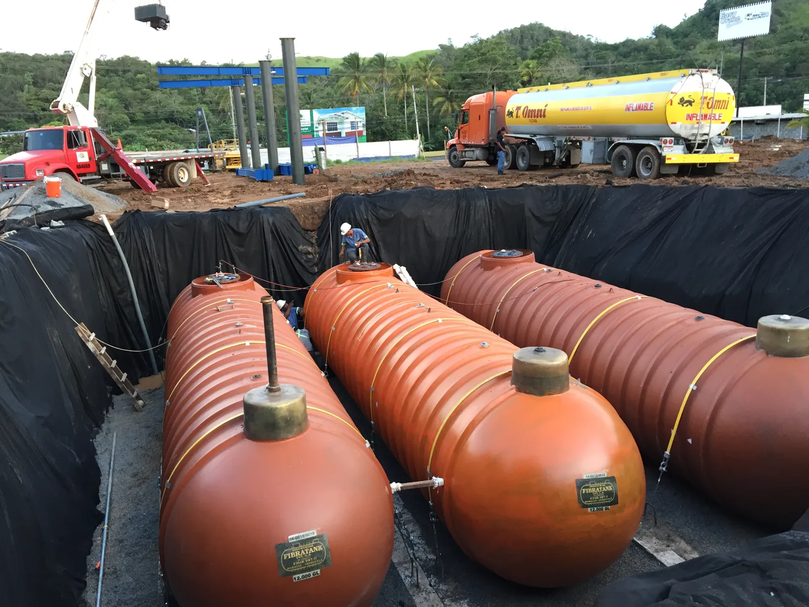 Tanques instalados en la fosa con cisterna de combustible al fondo