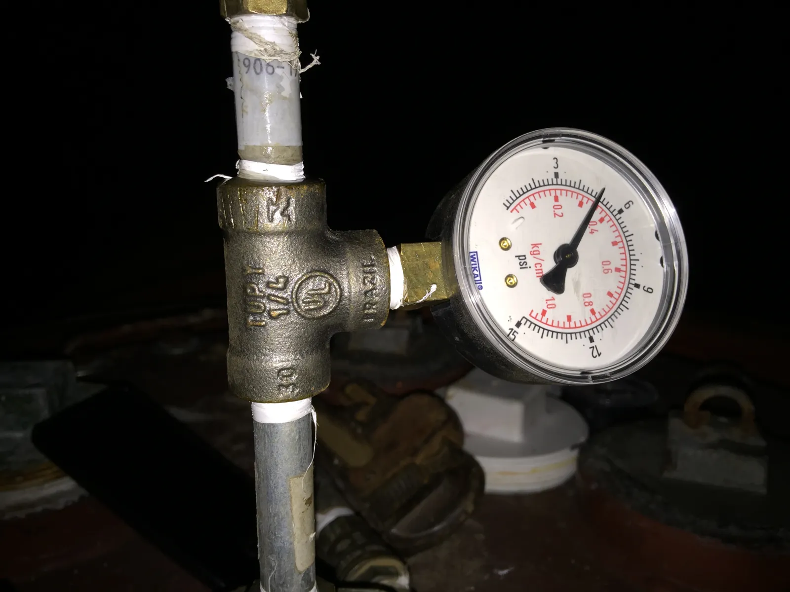 Manómetro instalado en línea durante una prueba de hermeticidad nocturna