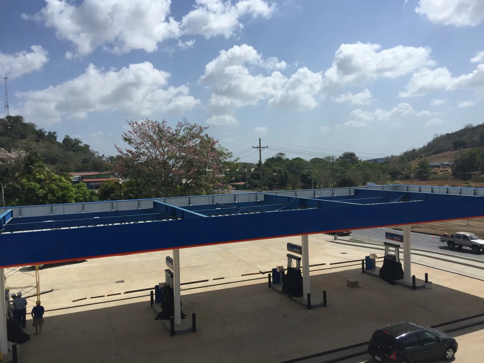 Canopy azul e islas de despacho de la estación terminadas