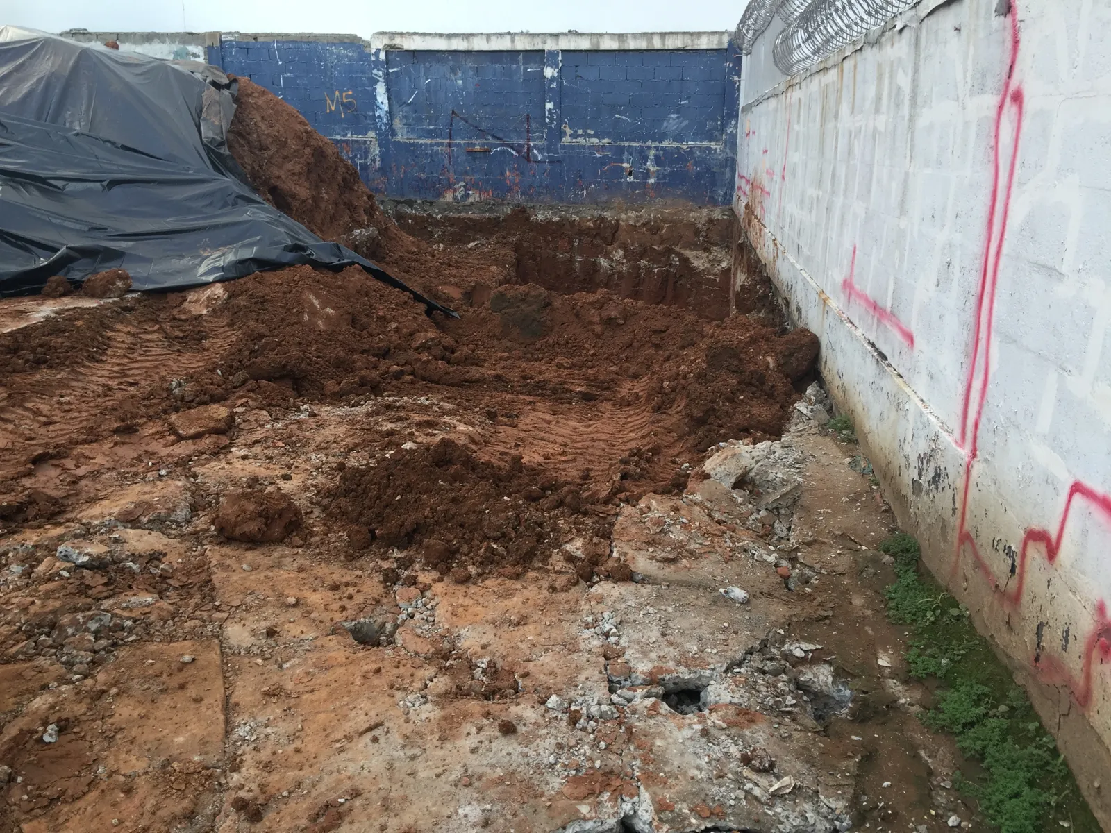 Excavación del lote entre muros existentes
