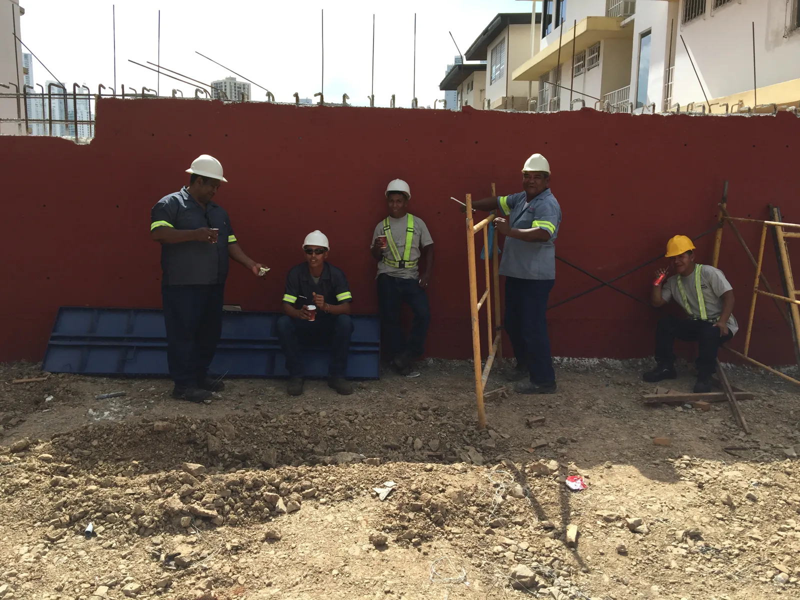 Cuadrilla trabajando en el encofrado del muro