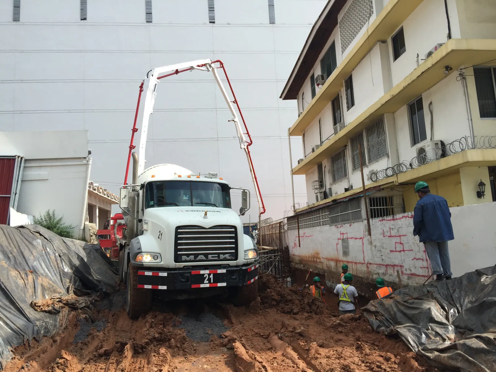 Camión bomba vaciando concreto en la obra