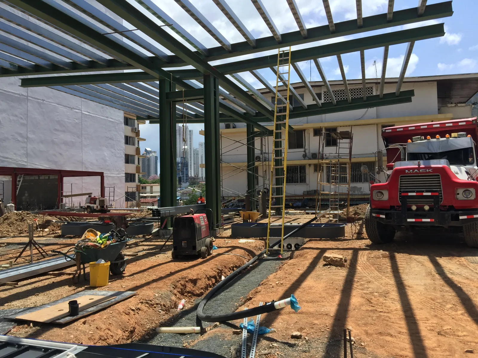 Estructura de acero del canopy nuevo en montaje