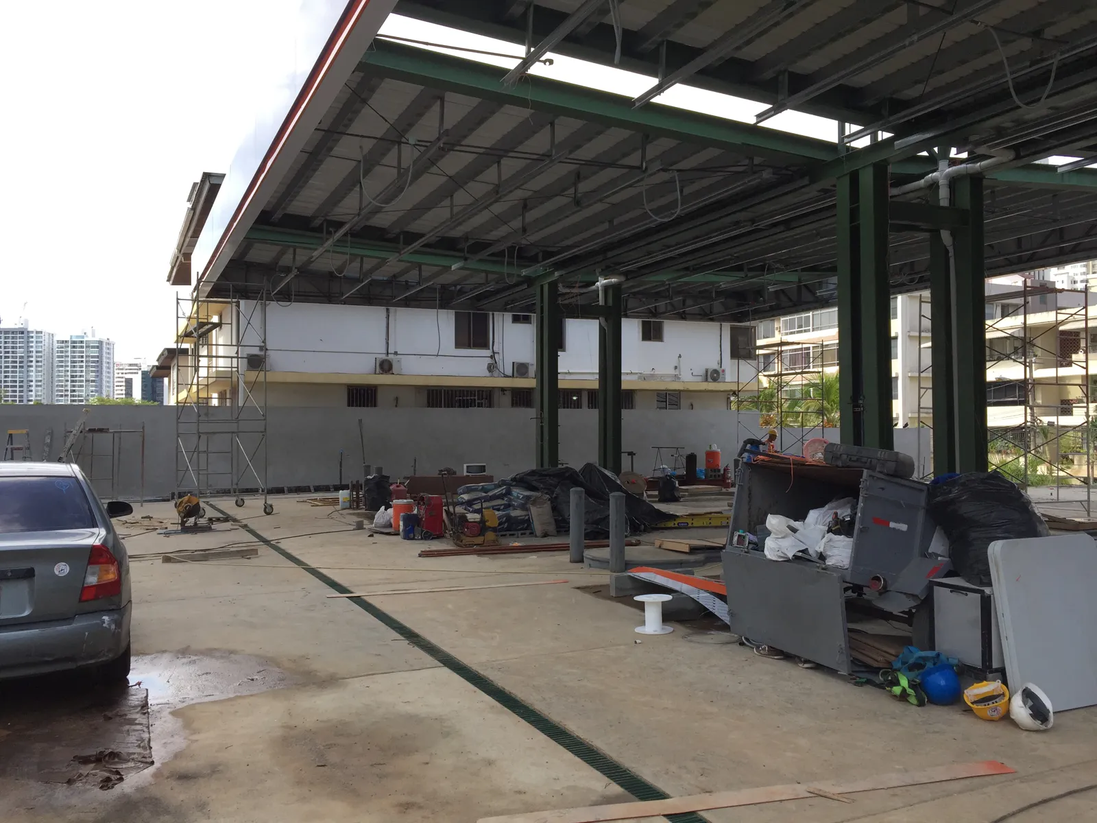 Estación con el canopy nuevo instalado durante los acabados