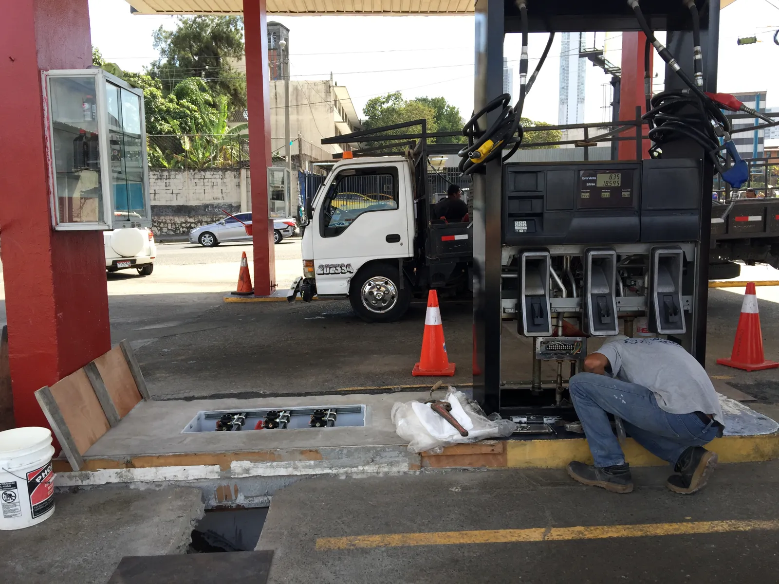 Dispensador nuevo siendo montado en la isla con camión grúa