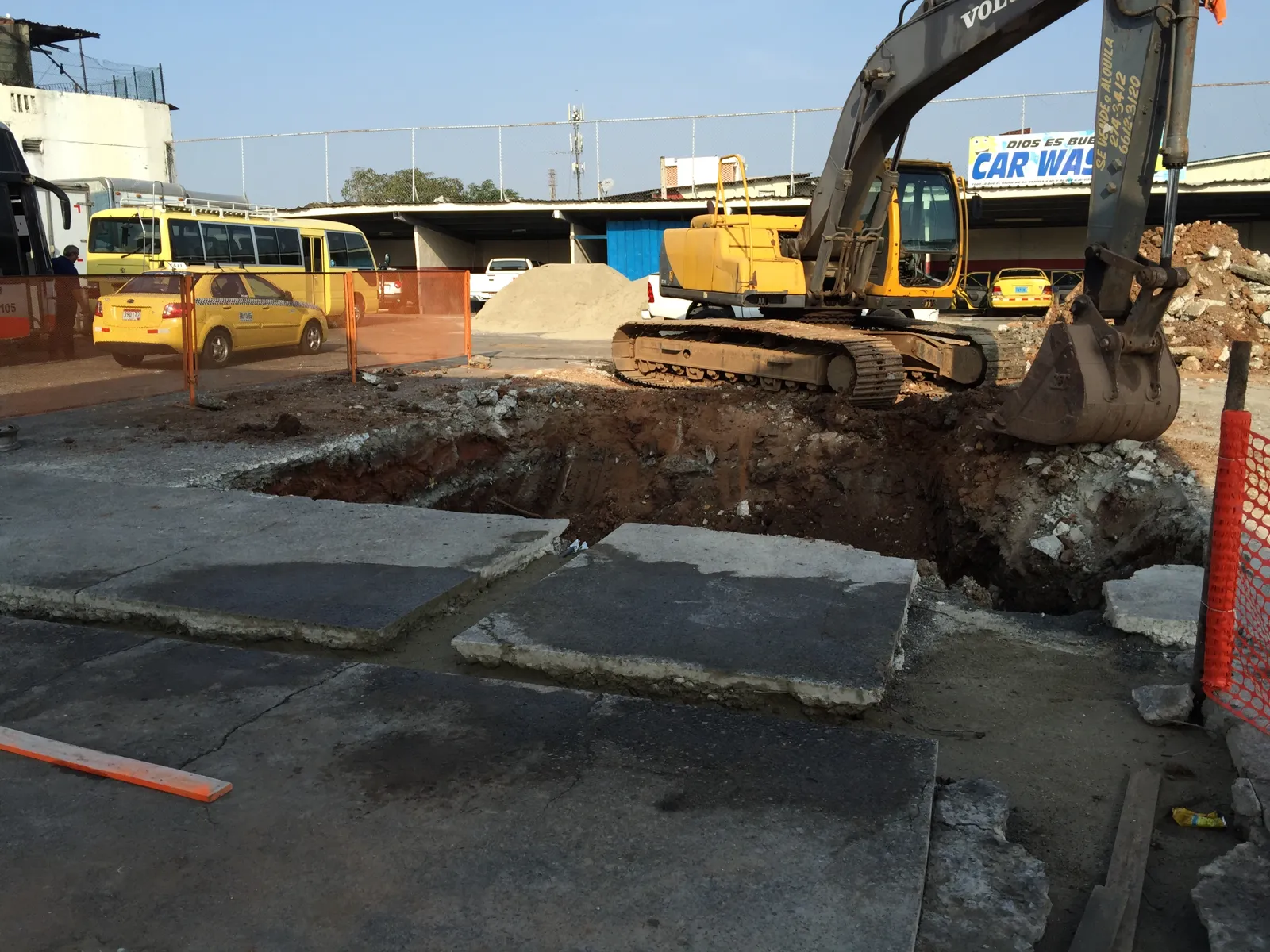Excavadora abriendo la fosa para los tanques nuevos