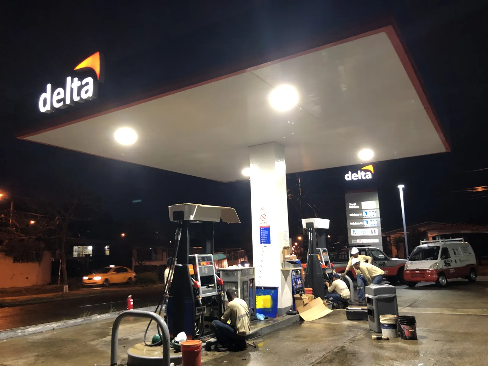 Estación Delta de noche con técnicos trabajando en las islas de despacho