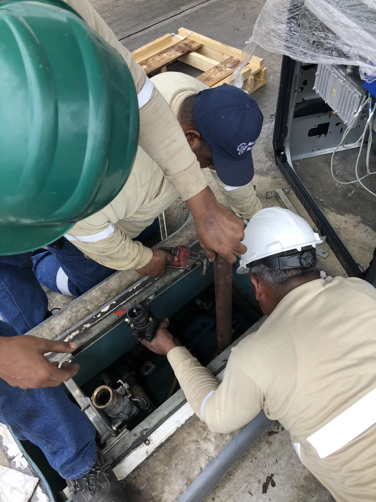 Técnicos de Master Services montando el dispensador nuevo