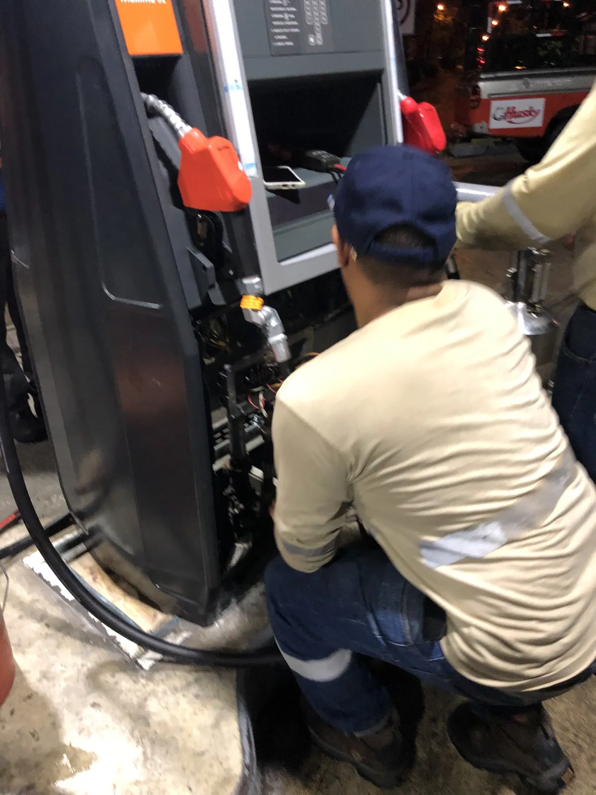 Técnico conectando el dispensador nuevo en la isla