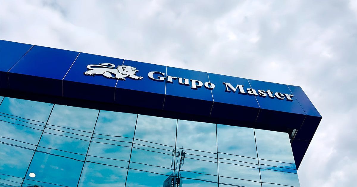 Fachada del edificio Grupo Master en la Ciudad de Panamá — sede de Master Services