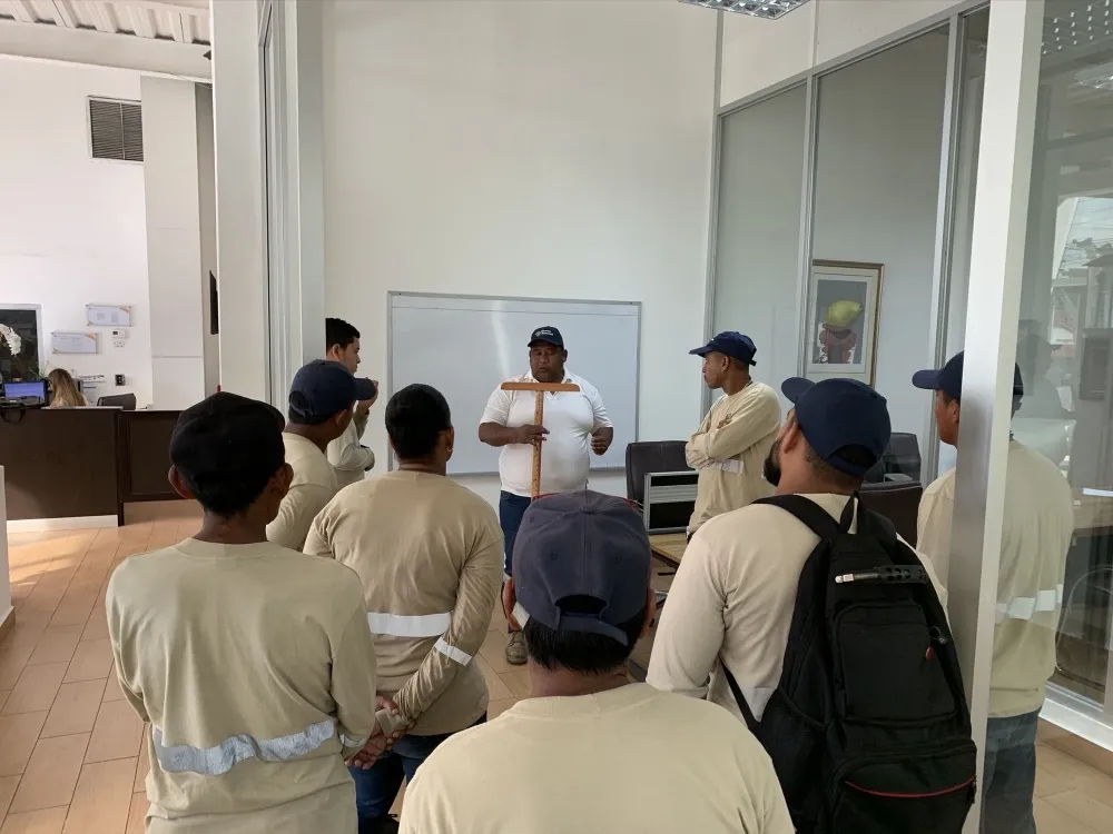 Surtidor de combustible con la señal de seguridad PROHIBIDO FUMAR