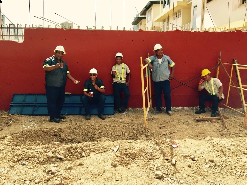 Equipo de campo de Master Services con cascos y chalecos reflectantes en una obra