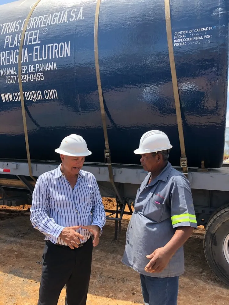 Dos técnicos de Master Services frente a un tanque PLASTEEL durante su instalación