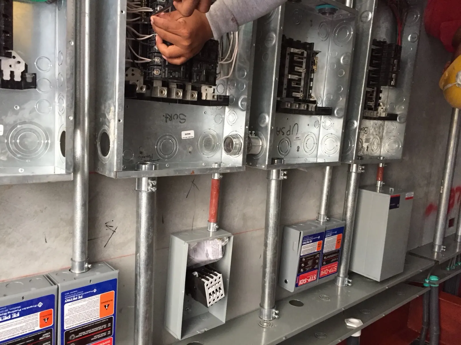 Tablero de control eléctrico con los controladores de bombas sumergibles (STP) de una estación Delta El Tecal