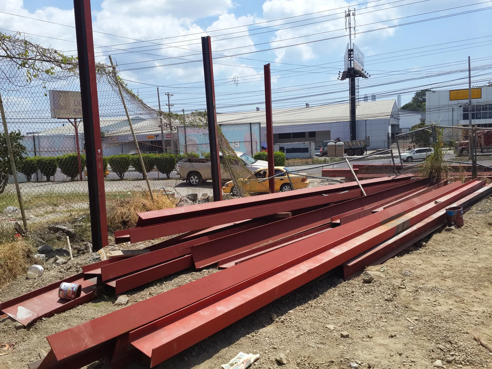 Columnas de acero montadas sobre el terreno con vigas apiladas