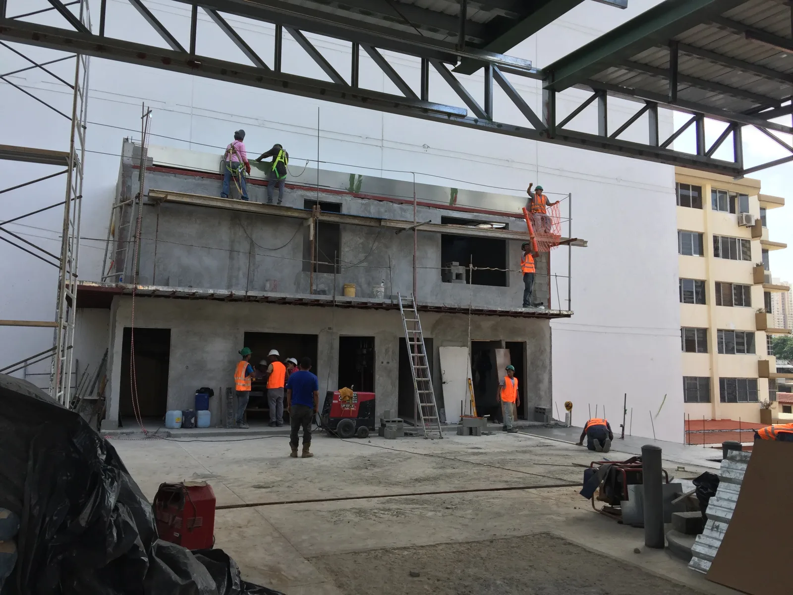 Estructura de acero vista desde el interior del edificio en obra