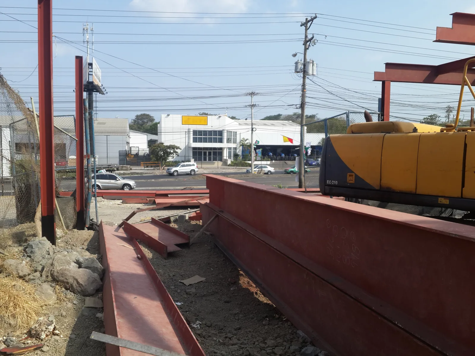 Vigas de acero rojas en el sitio de obra antes del montaje