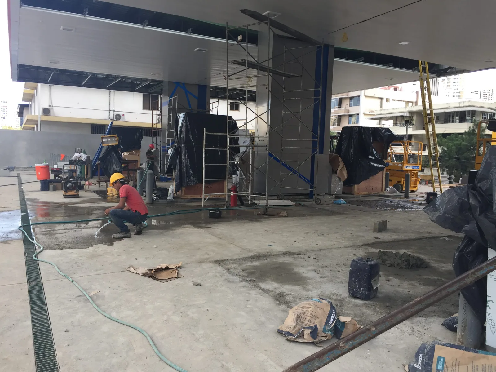 Obra bajo el canopy de una estación durante la remodelación