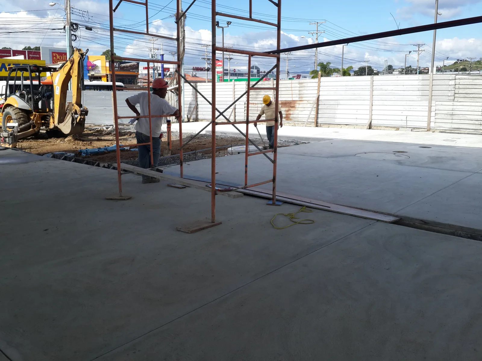 Andamios y vaciado de concreto en una estructura en construcción