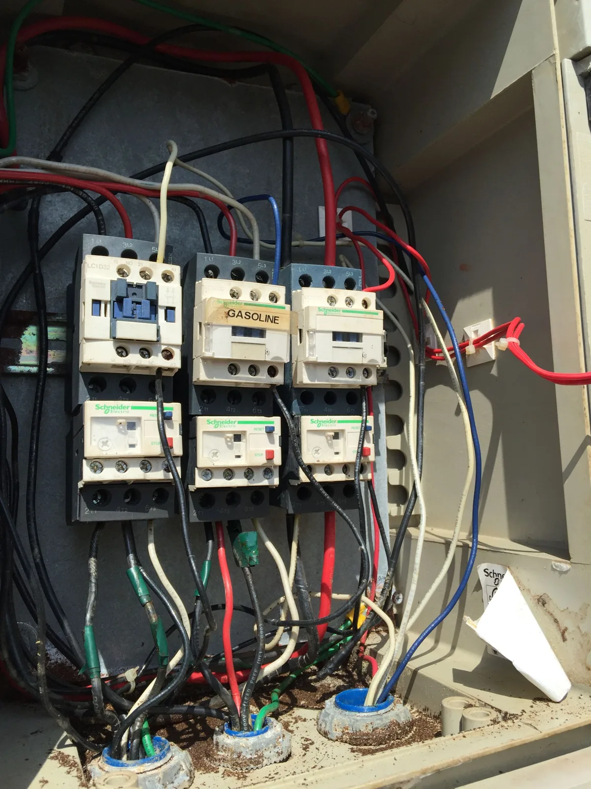 Panel de control con contactores y cableado de colores