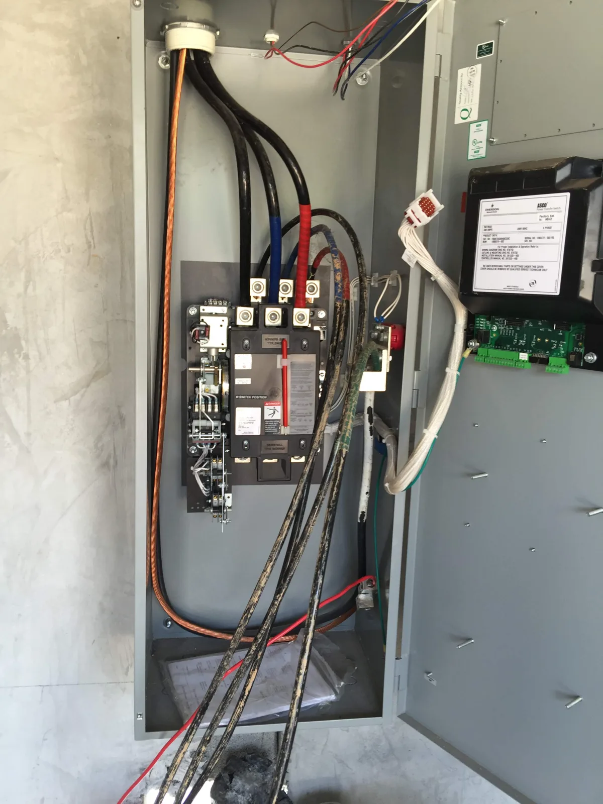 Panel de control con pantalla y breakers durante el mantenimiento