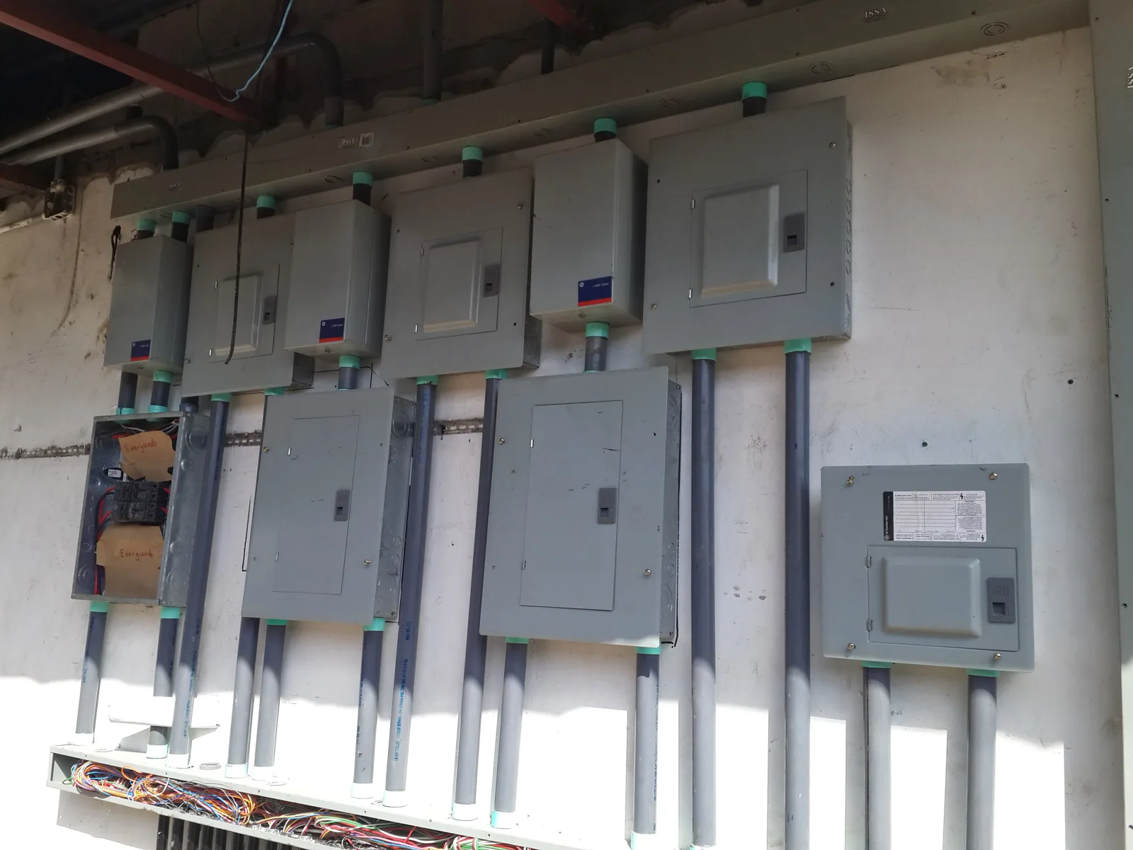 Fila de tableros eléctricos de una estación montados en pared