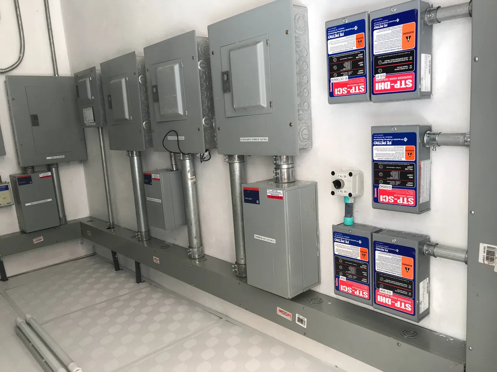 Banco de tableros eléctricos ordenado y terminado