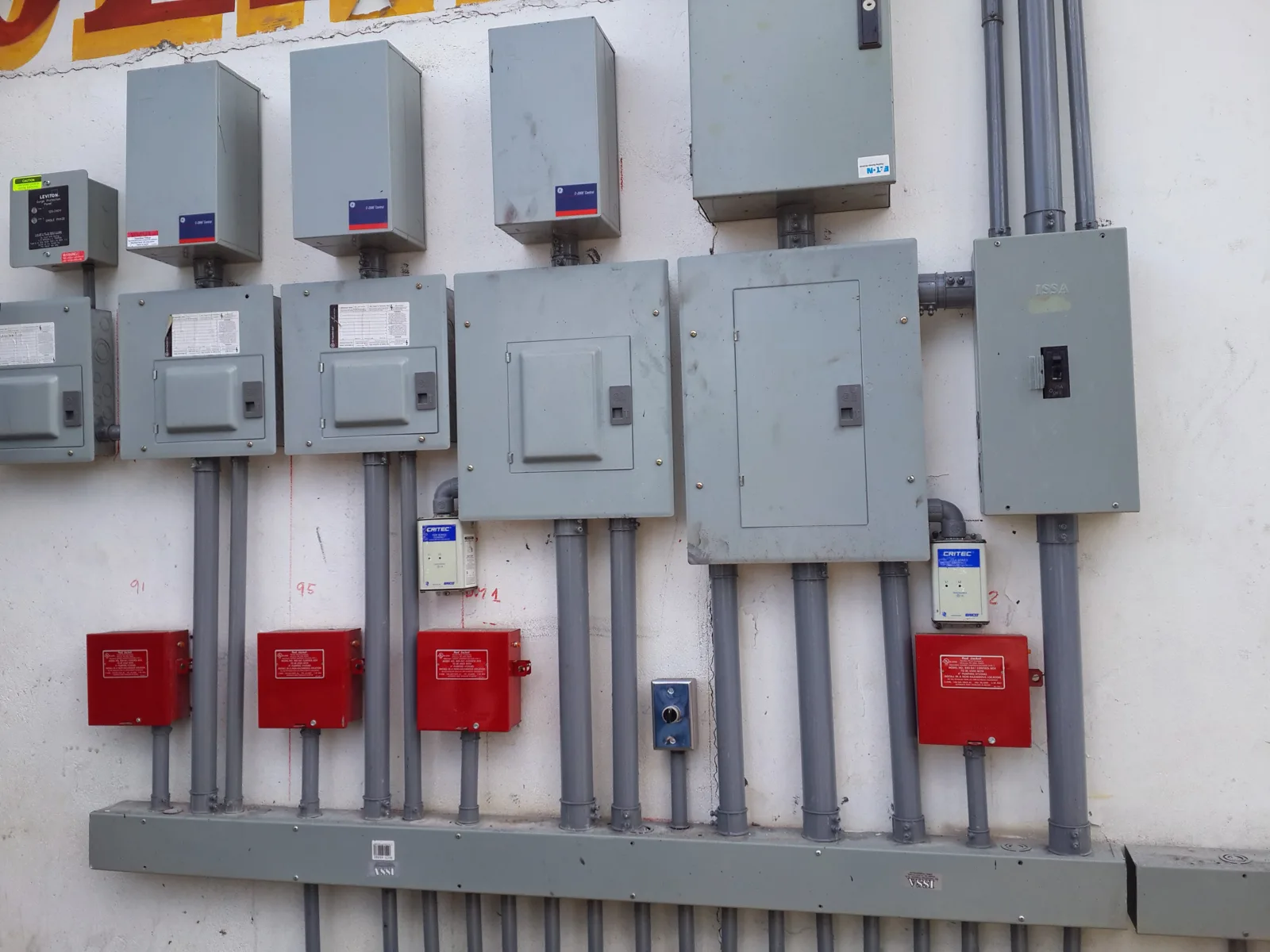 Paneles eléctricos con cajas de control rojas y medidores
