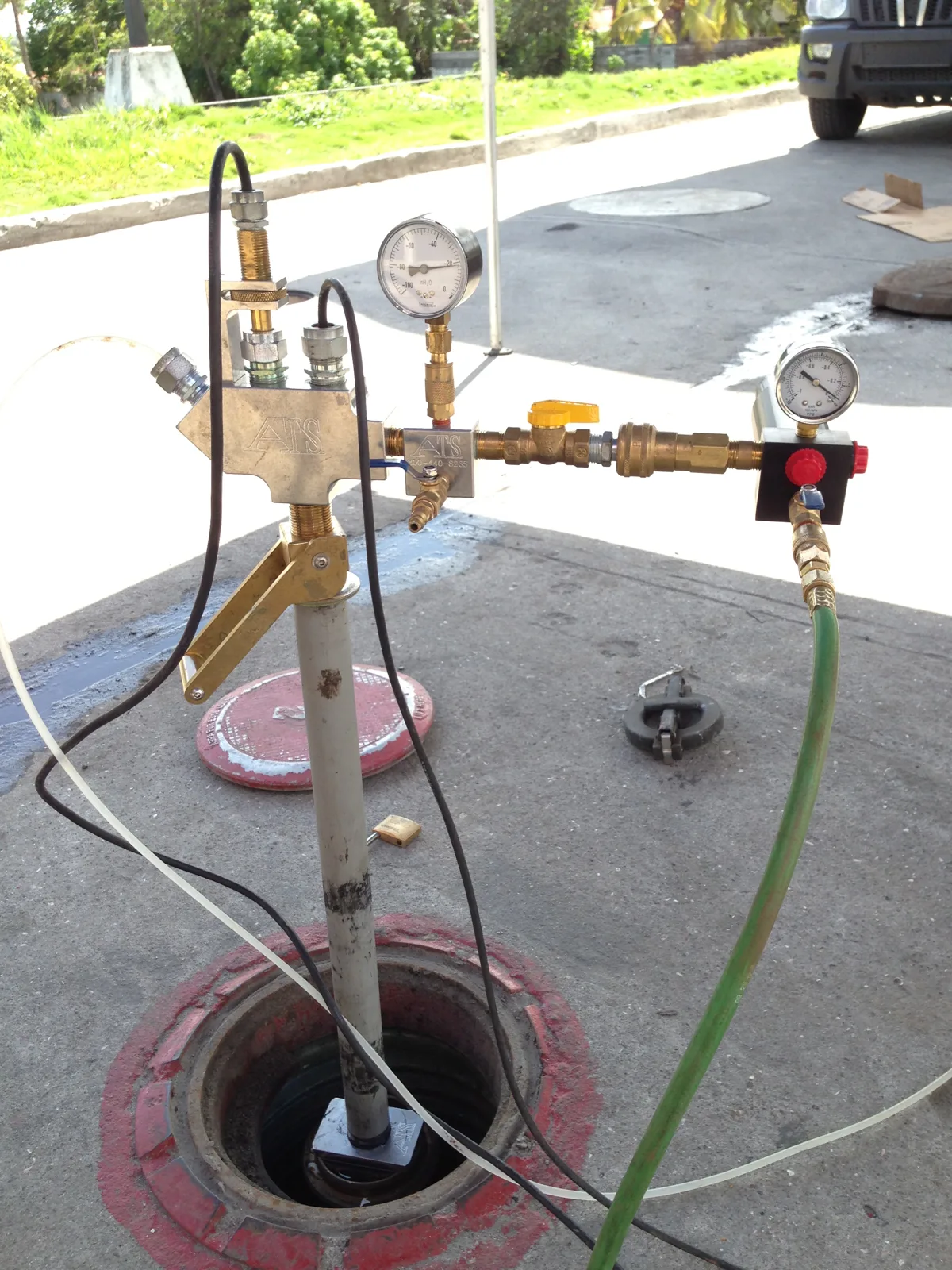 Manifold ATS de la prueba MESA 2D conectado al sumidero del tanque, con dos manómetros midiendo la presión durante la prueba