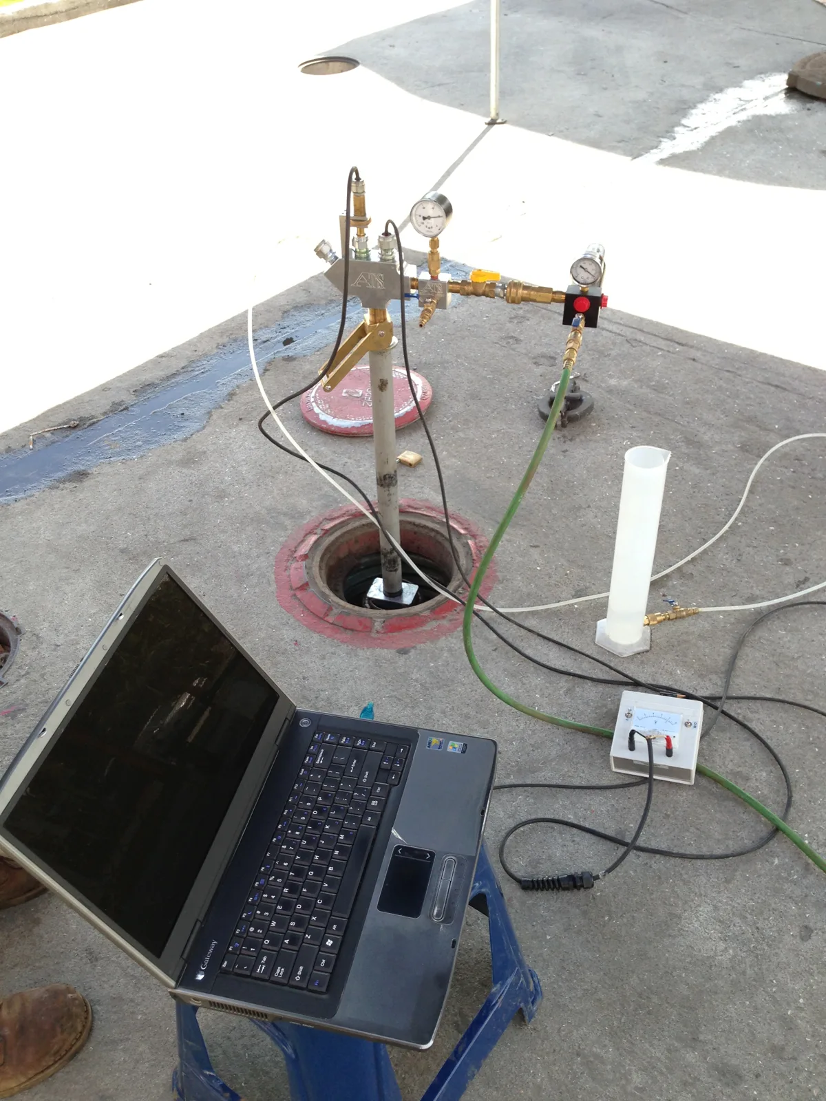 Equipo de prueba de hermeticidad MESA 2D de Master Services en una estación de Panamá: laptop con el software de prueba, manifold ATS con manómetros y el sumidero del tanque abierto