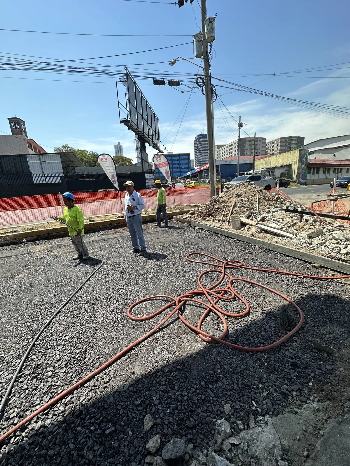 Preparación del patio antes de pavimentar, con cuadrilla en sitio