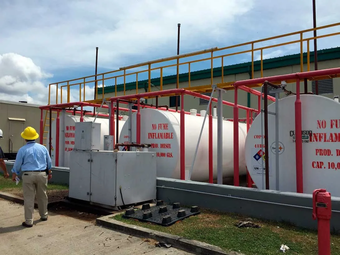 Granja de tanques de combustible con piping y componentes — equipo que Master Services instala y repone en Panamá